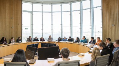 Ministerpräsidentin Hannelore Kraft im Gespräch mit Schülerinnen und Schülern der Freien Christlichen Gesamtschule aus Siegburg