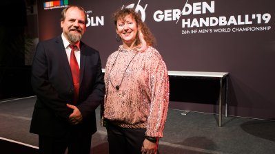 Staatssekretärin Andrea Milz mit Einem der Gewinner.