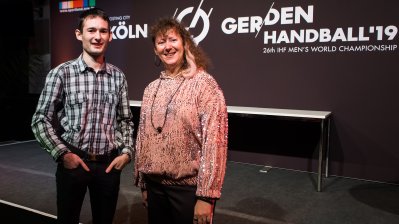 Staatssekretärin Andrea Milz mit Einem der Gewinner.
