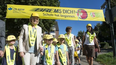 Ministerpräsidentin Kraft und Landesverkehrswacht NRW appellieren an Eltern: „Zu Fuß zur Schule ist besser!“