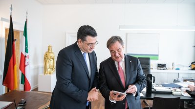 Ministerpräsident Armin Laschet empfängt den Präsidenten des Europäischen Ausschusses der Regionen Apostolos Tzitzikostas