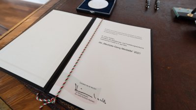 Gründerin des Begegnungs- und Fortbildungszentrums muslimischer Frauen e.V. Erika Theißen mit Mevlüde-Genç-Medaille des Landes Nordrhein-Westfalen geehrt