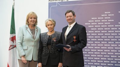 Ministerpräsidentin Hannelore Kraft überreicht Bundesverdienstorden an 16 Bürgerinnen und Bürger aus Nordrhein-Westfalen