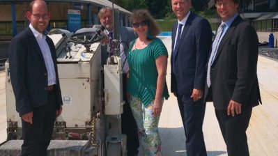 Staatssekretärin Andrea Milz mit Engagierten vor dem Ehrenamtstour-Zelt.