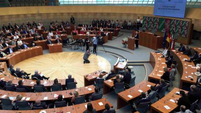 Das Foto zeigt das Plenum des Landtags NRW bei der Einbürgerungsfeier. Ministerpräsidentin Kraft hält am Pult eine Rede.