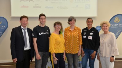 Staatssekretärin Andrea Milz beim Startschuss der Fecht-EM mit 5 weiteren Personen.