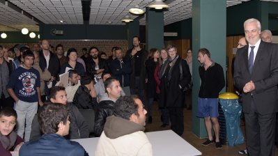 Minister Duin heißt Flüchtlinge in der Nachbarschaft des Wirtschaftsministeriums willkommen