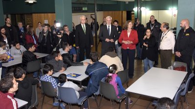 Minister Duin heißt Flüchtlinge in der Nachbarschaft des Wirtschaftsministeriums willkommen