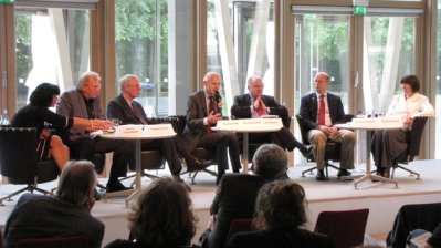 Bild der Podisumsdiskussion mit den Teilnehmern