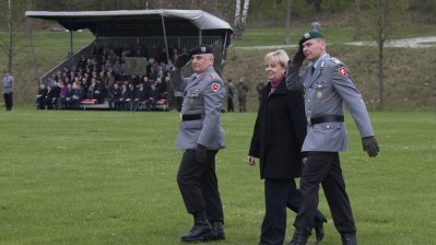 Ministerpräsidentin Hannelore Kraft verleiht Fahnenband an Panzergrenadierbataillon 212 in Augustdorf, 29.04.2013