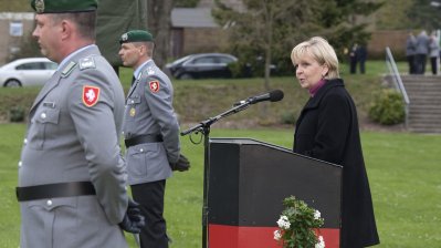 Ministerpräsidentin Hannelore Kraft verleiht Fahnenband an Panzergrenadierbataillon 212 in Augustdorf, 29.04.2013
