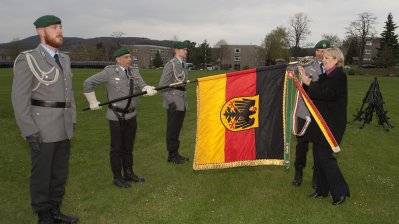 Ministerpräsidentin Hannelore Kraft verleiht Fahnenband an Panzergrenadierbataillon 212 in Augustdorf, 29.04.2013
