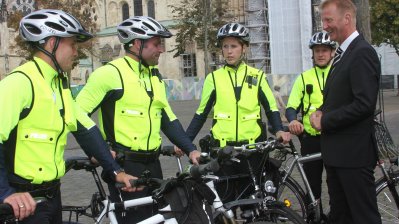 Minister Jäger und Beamten der Polizeifahrradstaffel Münster, 06.08.2012