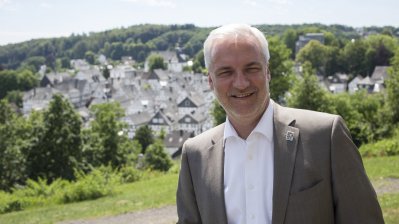 Wirtschaftsminister Garrelt Duin unterwegs auf der Tourismustour 2015. Im Hintergrund ist Freudenberg zu erkennen.