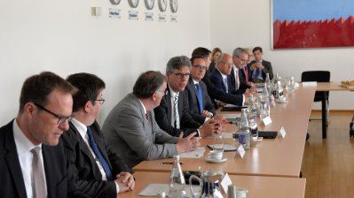 Ministerpräsident Armin Laschet trifft die vom Diesel-Verbot betroffenen Kommunen