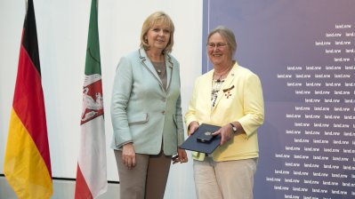 Ministerpräsidentin Hannelore Kraft überreicht Bundesverdienstorden an 16 Bürgerinnen und Bürger aus Nordrhein-Westfalen