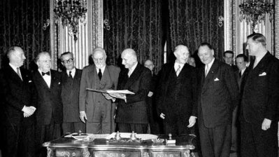 Das Bild zeigt die Unterzeichnung des Vertrags zur Gründung der Montanunion 1951
