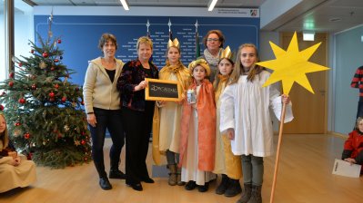 Stellvertetende Ministerpräsidentin Sylvia Löhrmann empfängt 55 Sternsingerinnen und Sternsinger aus NRW