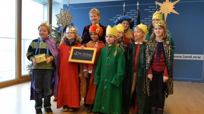 Stellvertetende Ministerpräsidentin Sylvia Löhrmann empfängt 55 Sternsingerinnen und Sternsinger aus NRW