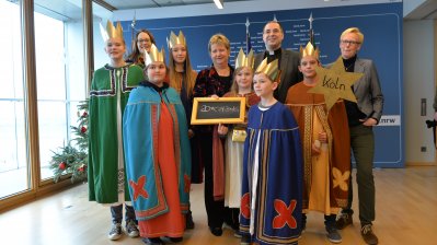 Stellvertetende Ministerpräsidentin Sylvia Löhrmann empfängt 55 Sternsingerinnen und Sternsinger aus NRW