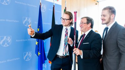Ministerpräsident Armin Laschet und Regierungssprecher Christian Wiermer bei Fotoaufnahmen.
