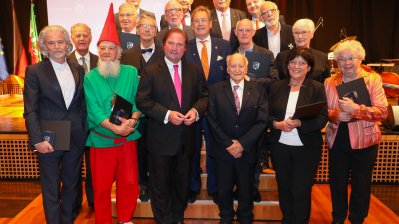 Minister der Finanzen, Lutz Lienenkämper, überreicht den Verdienstorden des Landes Nordrhein-Westfalen