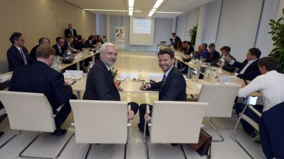 Das Foto zeigt Konstituierende Sitzung des neuen Beirats Digitale Wirtschaft NRW mit Wirtschaftsminister Duin (l.) und Prof. Kollmann, NRW-Beauftragter für Digitale Wirtschaft