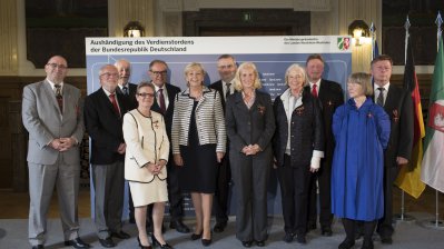 Gruppenfoto mit allen ausgezeichneten Personen und der Ministerpräsidentin