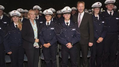 Gruppenfoto zur Vereidigung von 1.477 Polizistinnen und Polizisten