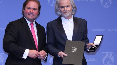 Minister der Finanzen, Lutz Lienenkämper, überreicht den Verdienstorden des Landes Nordrhein-Westfalen