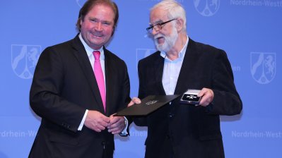 Minister der Finanzen, Lutz Lienenkämper, überreicht den Verdienstorden des Landes Nordrhein-Westfalen