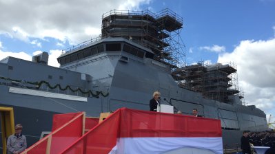 Ministerpräsidentin Kraft tauft die Fregatte „Nordrhein-Westfalen“