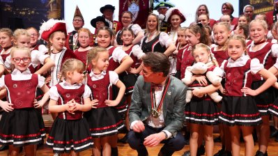 Ministerpräsident Hendrik Wüst empfängt die Kinderprinzenpaare und Kinderdreigestirne aus Nordrhein-Westfalen