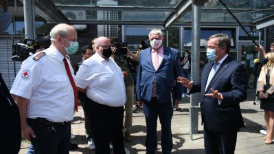 Ministerpräsident Armin Laschet und Gesundheitsminister Karl-Josef Laumann besuchen den Kreis Gütersloh