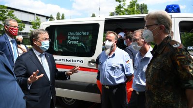 Ministerpräsident Armin Laschet und Gesundheitsminister Karl-Josef Laumann besuchen den Kreis Gütersloh