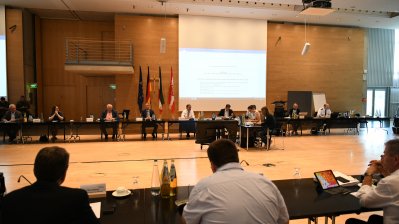 Ministerpräsident Armin Laschet und Gesundheitsminister Karl-Josef Laumann besuchen den Kreis Gütersloh