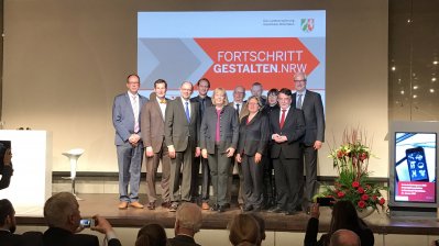 Gruppenfoto mit Ministerpräsidentin Kraft und teilnehmenden Ministerinnen und Ministern