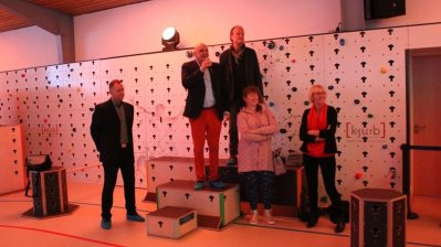 Staatssekretärin Andrea Milz mit Mitgliedern des Sportbundes Düren e.V. in einer Sporthalle.