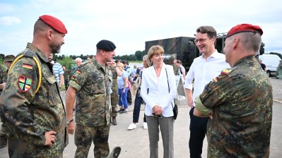 NRW-Tag: Rundgang des Ministerpräsidenten auf der Austellungsmeile im Rheinauhafen