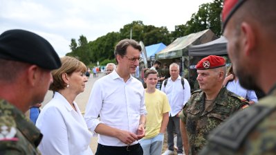 NRW-Tag: Rundgang des Ministerpräsidenten auf der Austellungsmeile im Rheinauhafen