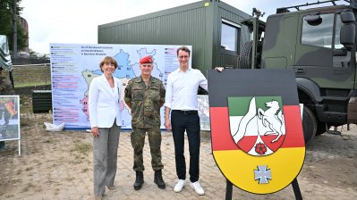 NRW-Tag: Rundgang des Ministerpräsidenten auf der Austellungsmeile im Rheinauhafen