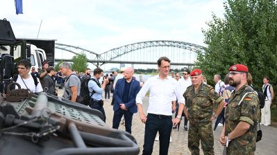 NRW-Tag: Rundgang des Ministerpräsidenten auf der Austellungsmeile im Rheinauhafen
