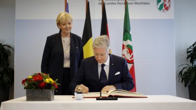 König Philippe beim Eintrag in das Gästebuch der Landesregierung