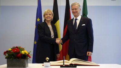 Seine Majestät Philippe, König der Belgier, beim Eintrag in das Gästebuch der Landesregierung