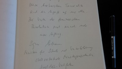 Eintrag von Ministerin Sylvia Löhrmann ins Kondolenzbuch in französischen Botschaft in Berlin