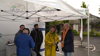 Staatssekretärin Andrea Milz im Gespräch mit MdL Oliver Krauß als örtlicher Landtagsabgeordneter vor dem Ehrenamtstour-Zelt.