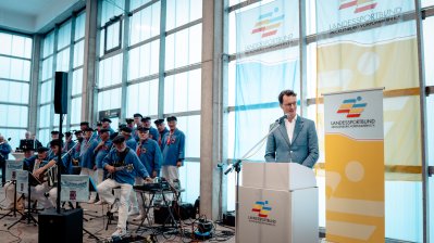 Ministerpräsident Wüst hält eine Rede