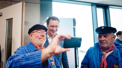 Ministerpräsident Wüst mach ein Selfie mit einem Seemann