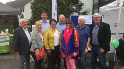 Staatssekretärin Andrea Milz mitig mit dem Landrat Schuster (ganz rechts), Jochen Beuckers vom Forum Ehrenamt, in 2. Reihe ganz links, und den Organisatoren des Grünen Sonntags in Oberpleis.