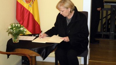Eintrag der Ministerpräsidentin Hannelore Kraft in das Kondolenzbuch des spanischen Generalkonsulats